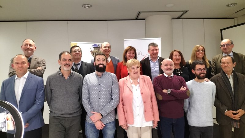 Fotografía de grupo de los autores premiados en el I Certamen Literario "Vaqueiros", celebrado en Oviedo. Ángeles Grasa Pelegrín obtuvo un accésit en la categoría de lengua española por su relato El vuelo de la golondrina.